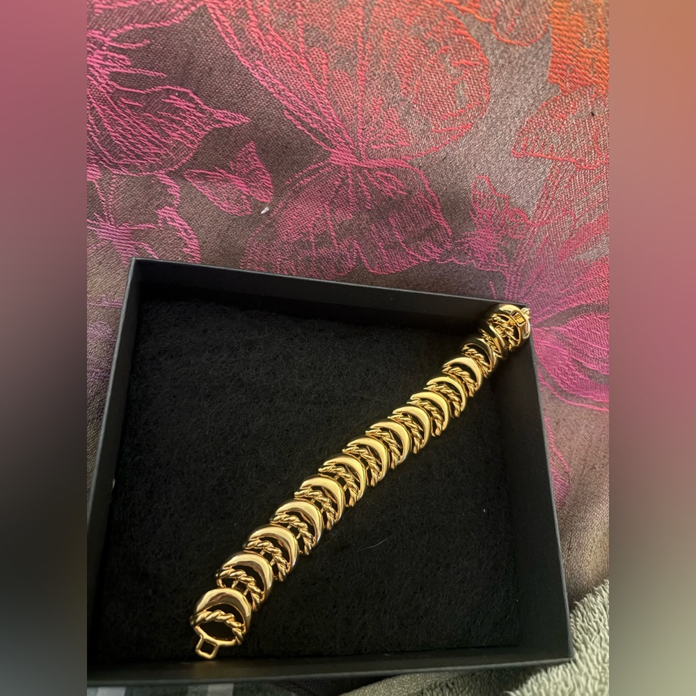Vintage elegant gold plated bracelet